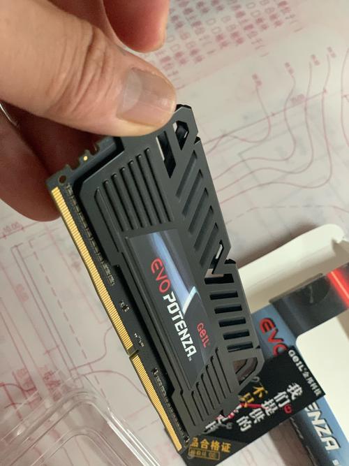 内存安装在主板上的场景