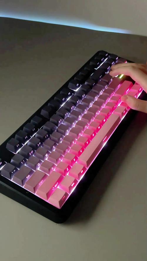 RGB背光键盘在暗光环境下的效果