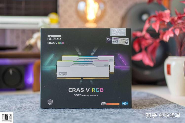 电脑硬件内部RGB灯光效果,展示内存安装场景