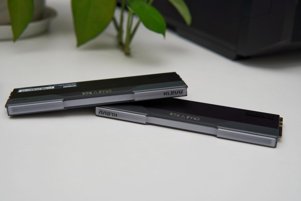 电脑机箱内部散热风道,突出内存散热效果