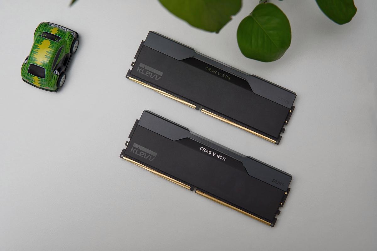 内存散热马甲特写,展示铝制材料和散热结构