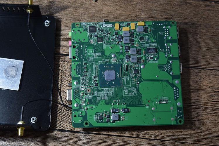 电子产品货架，展示不同价位内存条