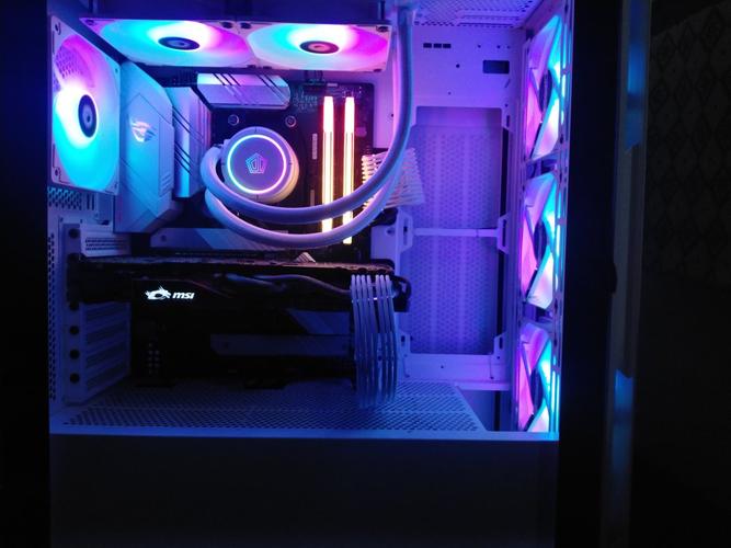 专业创作者在电脑前工作的场景