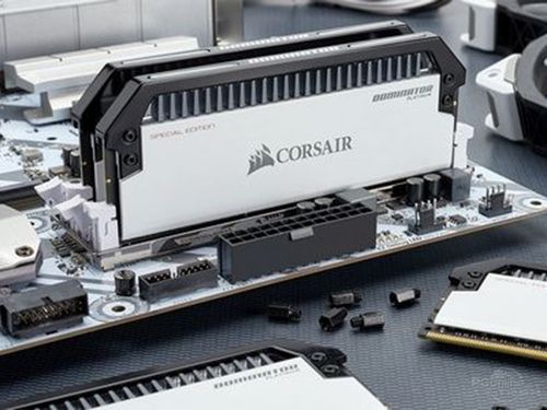 台式机内部，内存安装在主板上