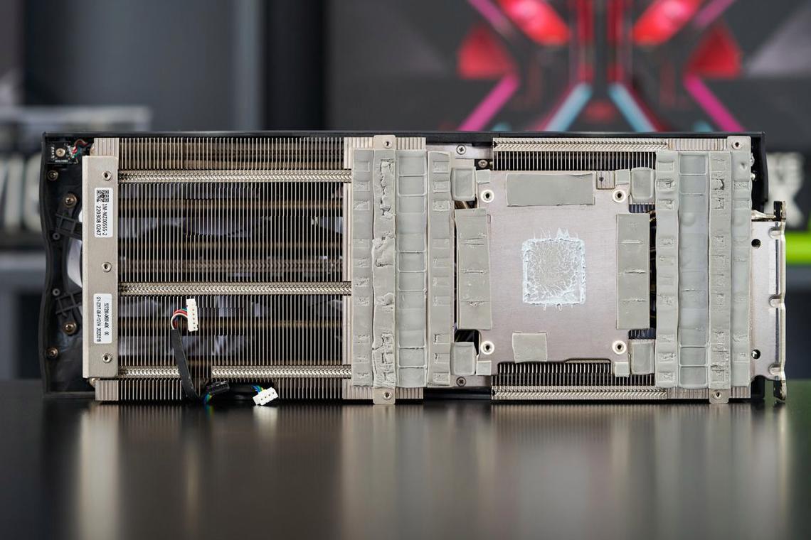 创意工作者使用多屏工作站，体现专业需求