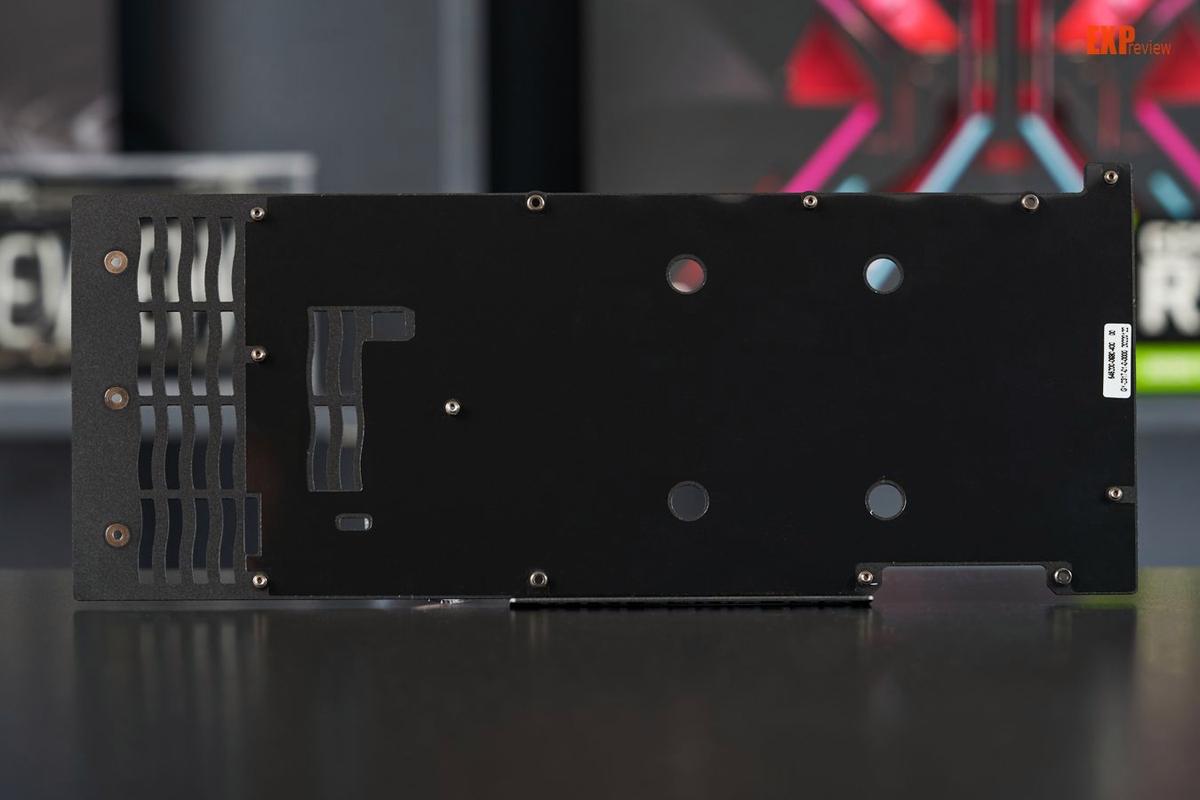 价格标签与显卡并列，象征价格分析