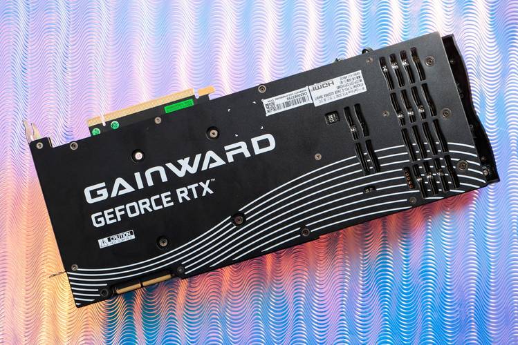 显卡在测试平台上运行，展示散热与负载