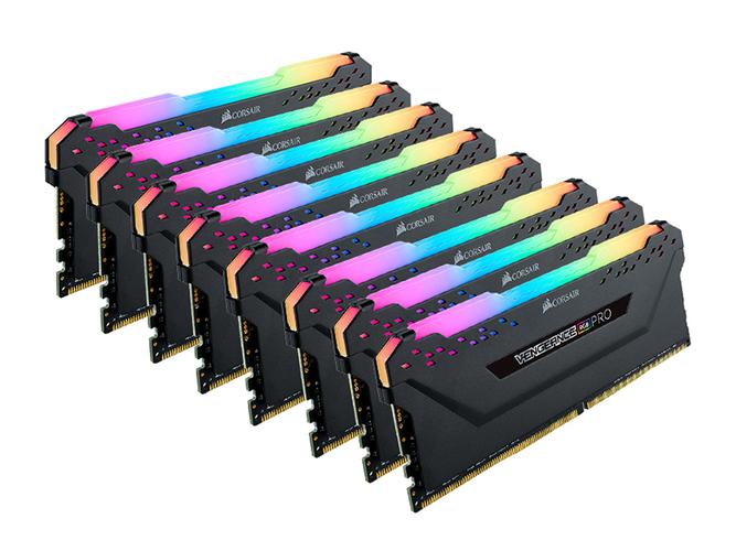 内存安装在主板上的特写，展示多通道配置