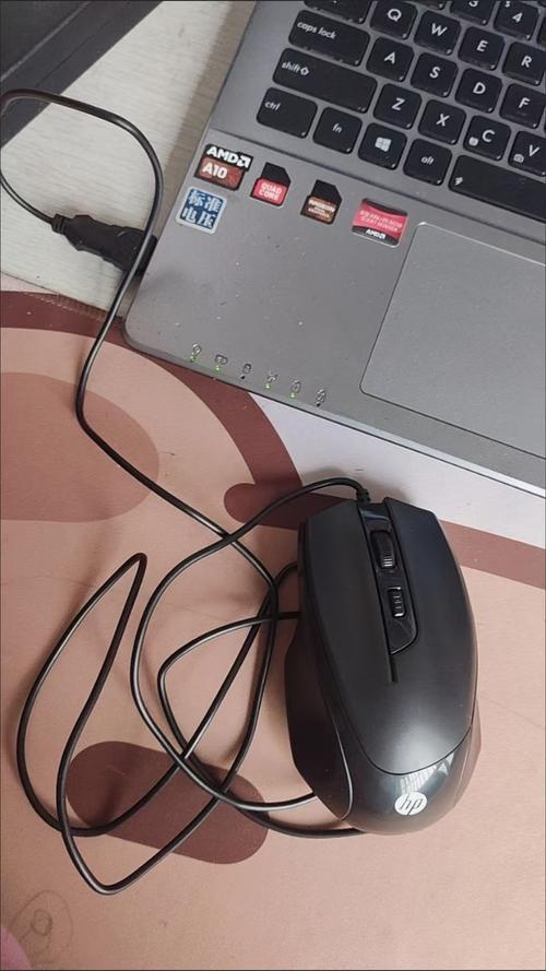 电脑USB接口和线材连接展示功耗