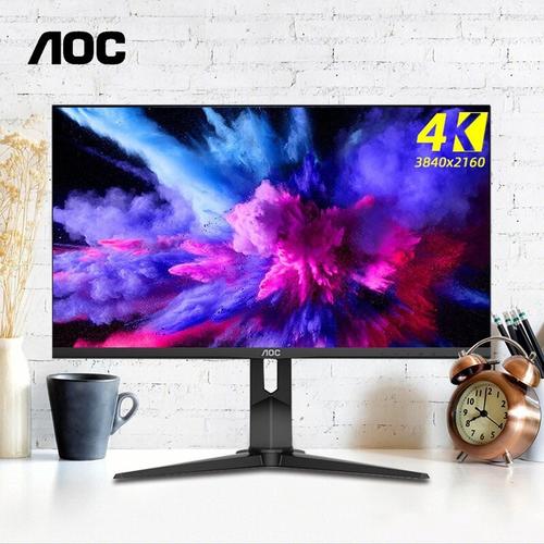 消费者在电脑前比较显示器选项