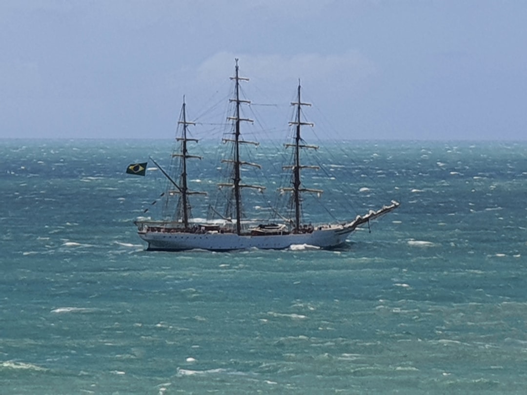 价格标签和货币符号，象征成本分析