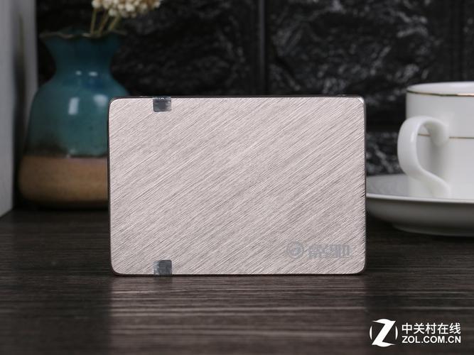 工程师在测试工业控制设备