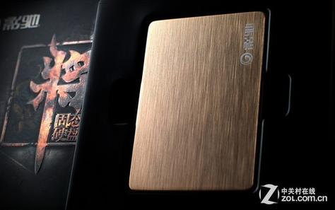 游戏玩家在电脑前，侧边有固态硬盘