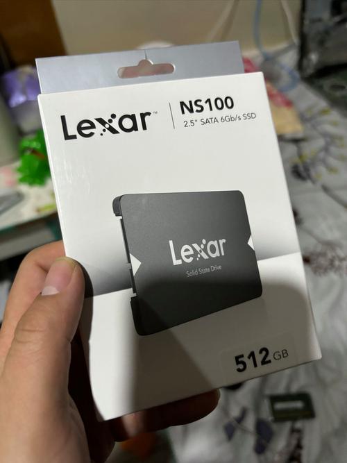 用户在不同电脑场景前思考选择硬件