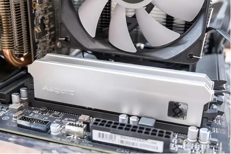 购物车中的电脑硬件，象征购买决策