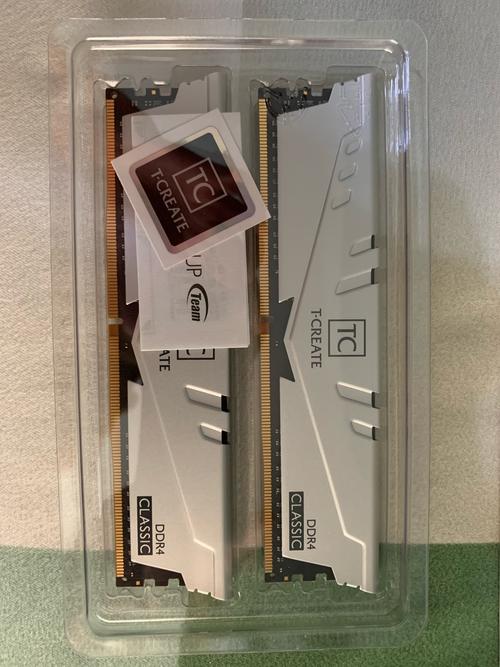 内存安装在主板上的整体视图