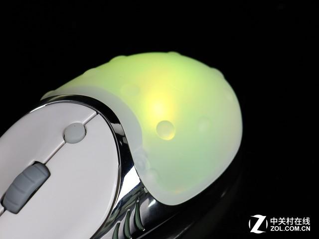 游戏场景中鼠标使用特写，展示操控和背光效果