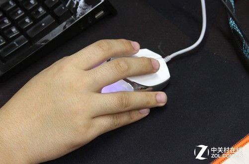 鼠标在鼠标垫上移动，突出追踪性能和DPI设置