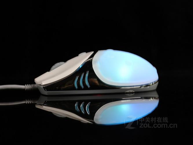 USB接口和线材细节，强调有线连接的稳定性