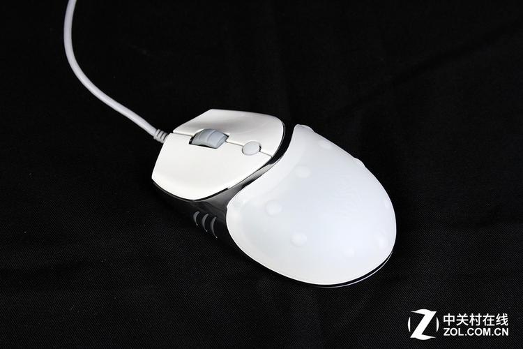 鼠标侧视图，显示握持手感和线材连接