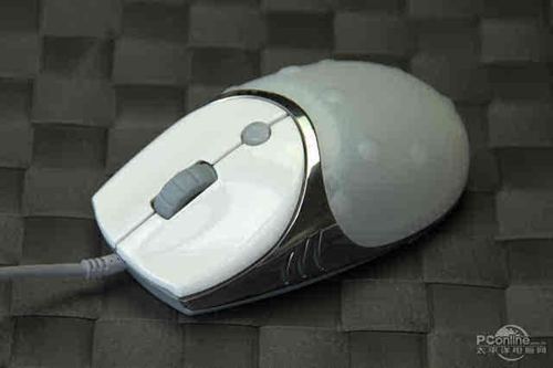 鼠标与键盘搭配使用场景，展示性价比和适用性