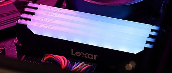 游戏玩家使用电脑场景