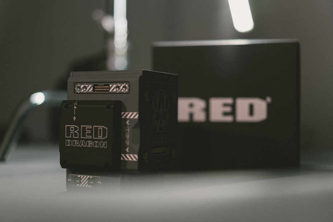 撼讯RX 7900 GRE红魔 vs 技嘉RX 5500 XT GAMING OC 深度对比