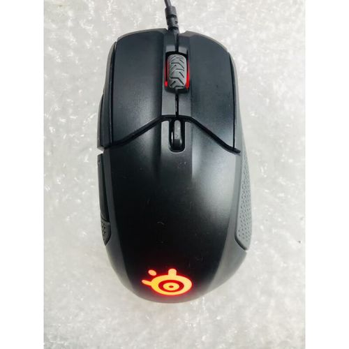 不同风格的电脑设置，象征个性化选择