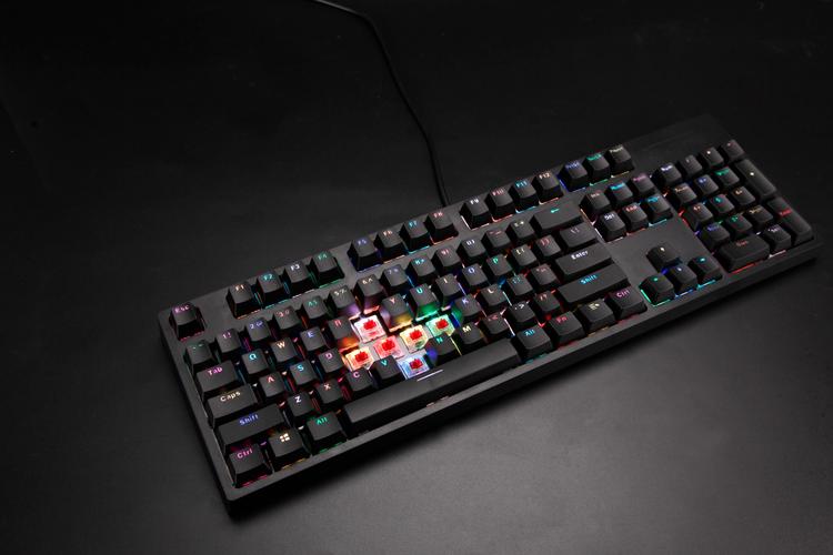 USB接口和电源线连接特写，展示供电方式