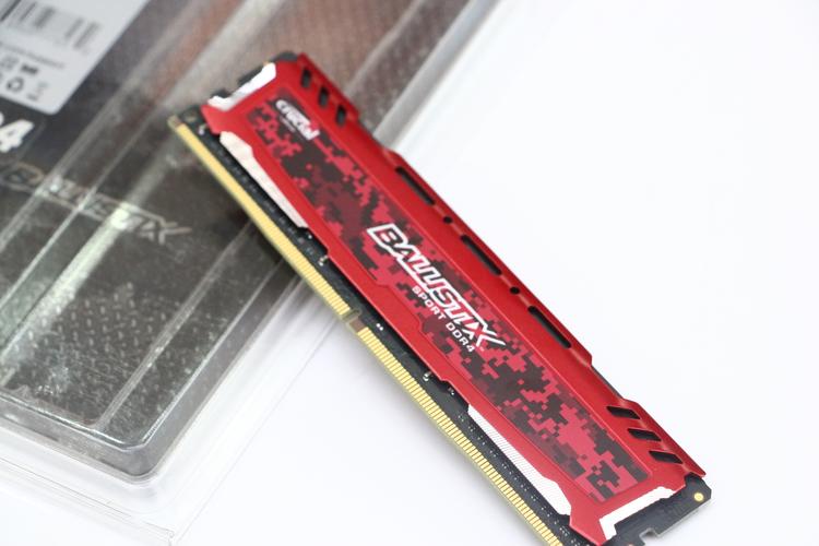 电脑装机场景，展示内存安装过程