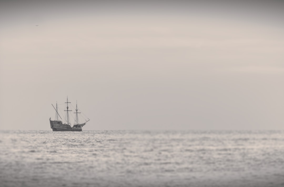 内存散热片特写，展示铝制材料和散热结构