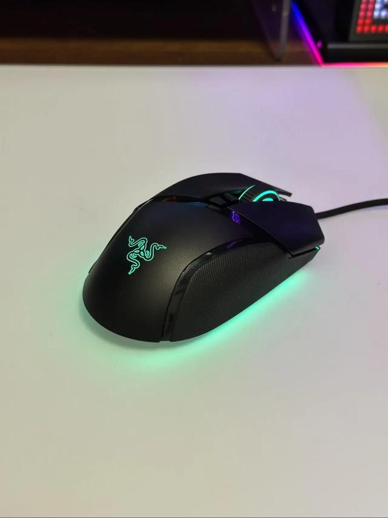 鼠标侧视图，显示侧键和握持姿势