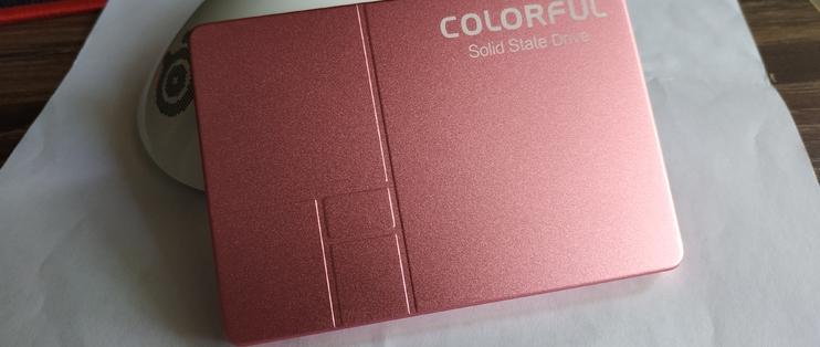 SSD芯片和电路板特写