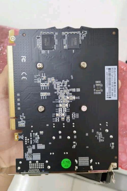 计算器和价格标签放在一起，象征价格分析