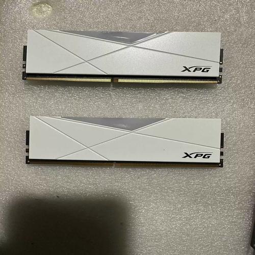 购物车和电子产品，展示在线购买场景