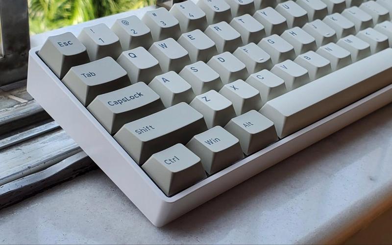 不同价位的电子产品并排展示