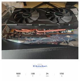 消费者在电脑前选择硬件