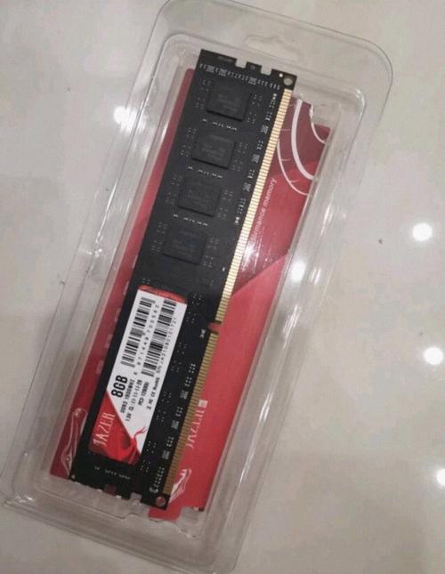 内存条特写，展示电路板和芯片