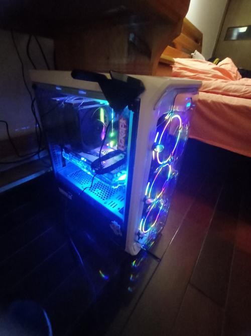 装机内部视图，突出内存的RGB灯光效果