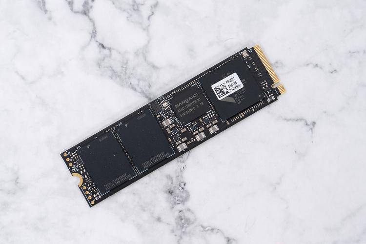 游戏玩家使用高性能电脑场景