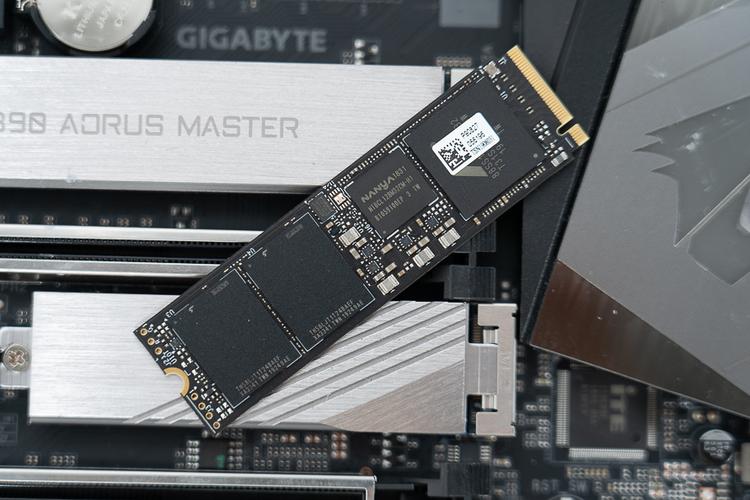 不同用户选择固态硬盘的示意图