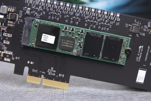 不同尺寸的固态硬盘排列