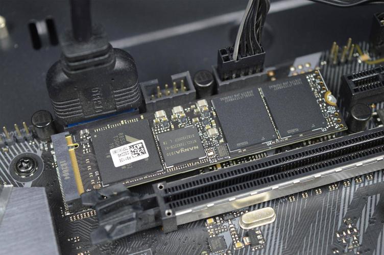 价格标签与固态硬盘并排展示