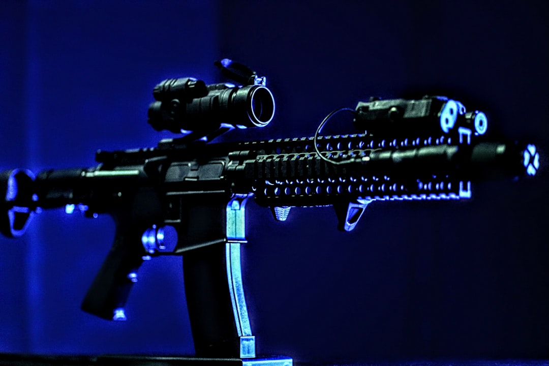 多根内存条并列插在主板上的场景