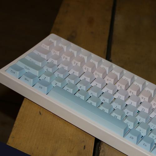 用户使用键盘的多场景图示