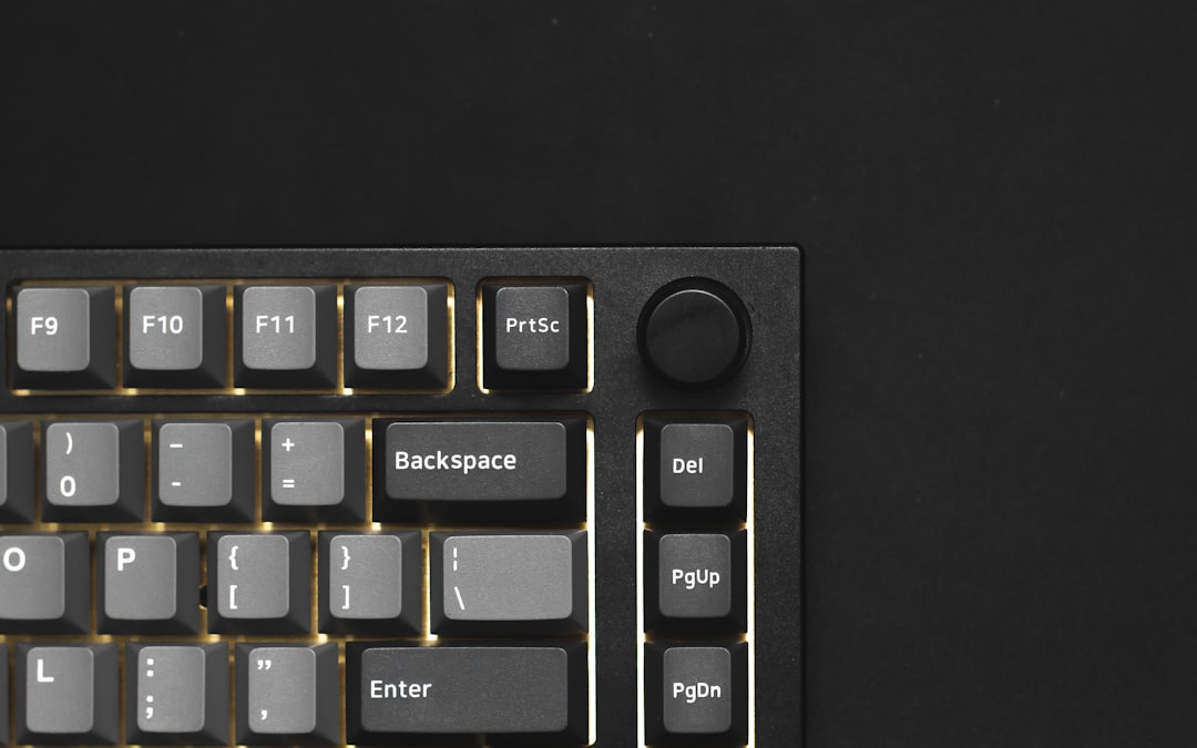 键盘连接和供电细节，展示功耗管理