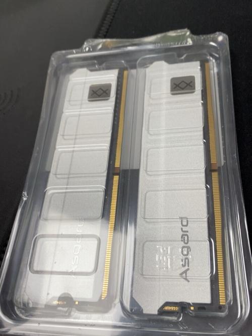 电脑硬件内部视图,包括内存插槽