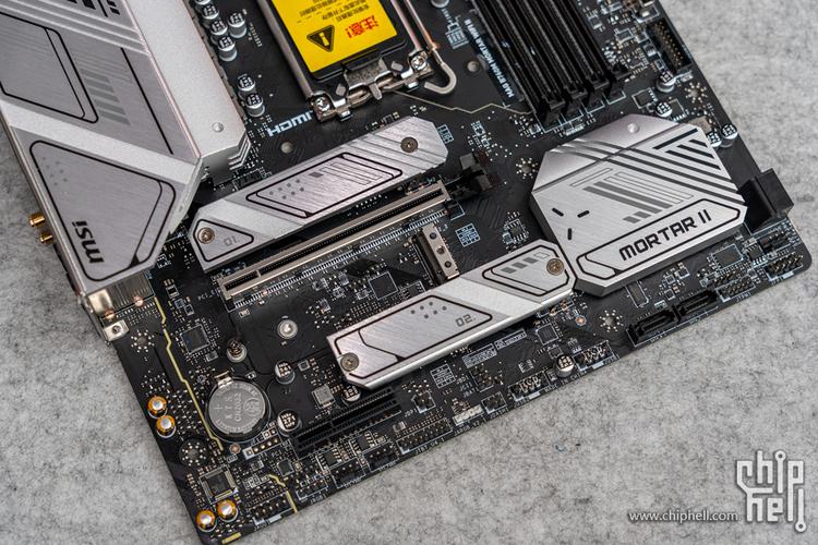 内存安装在主板上的整体效果，展示灯效和兼容性