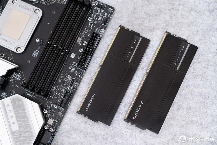 用户组装电脑场景，体现内存安装和兼容性