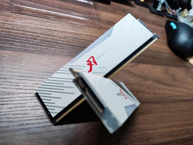 RGB内存灯效在暗光环境下的展示